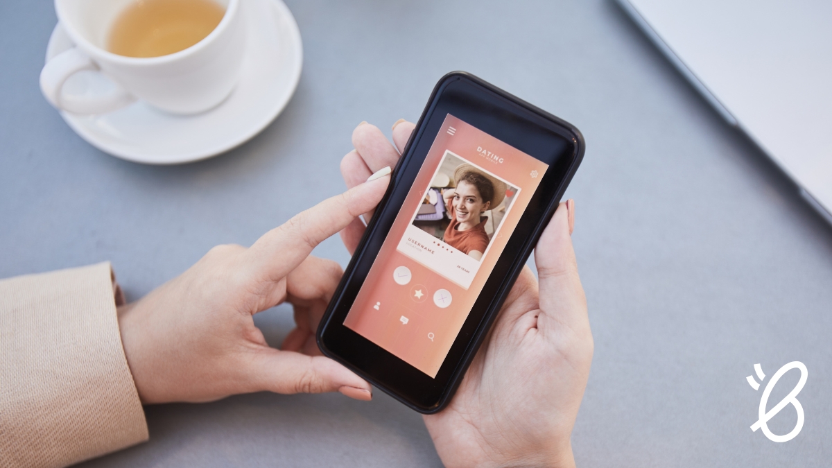 Personne qui swipe sur une application de rencontres