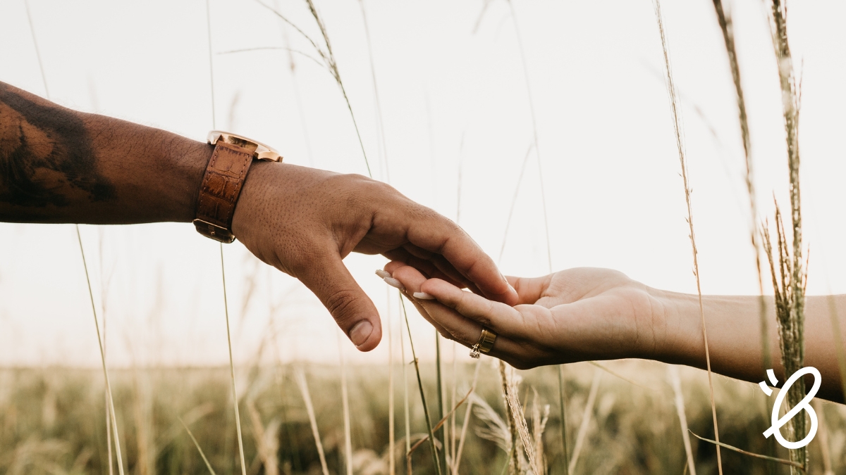 Deux personnes qui se tiennent la main dans la nature